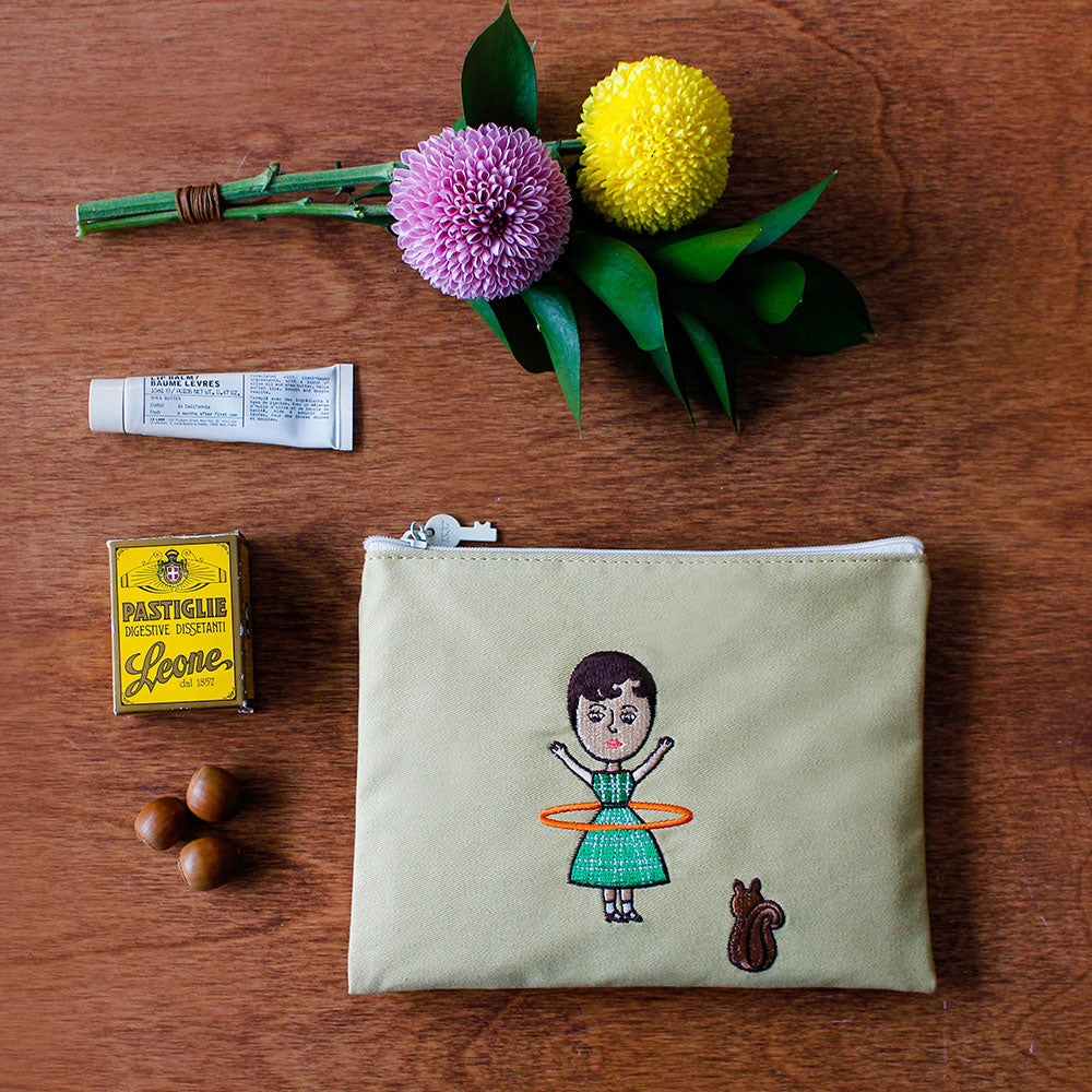 レディース ポーチ かわいい おしゃれ 刺繍 メーク メイク コスメポーチ コットン イラスト 財布 ウォレット ケース 韓国 1537 La vie est belle pouch